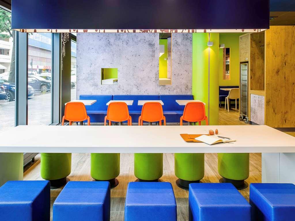 Ibis Budget Lyon Est Beynost Restoran foto